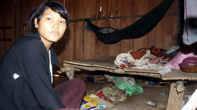 Sản phụ Hồ Thị Hao vừa sinh con từ bìa rừng về.