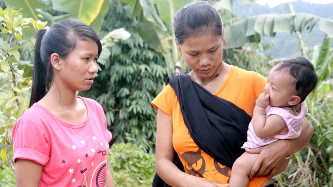 Hồ Thị Hí cùng con nhỏ và người chị gái Hồ Thị Hít. Cả hai cùng cảnh tảo hôn. Ảnh: Nguyễn Thành.