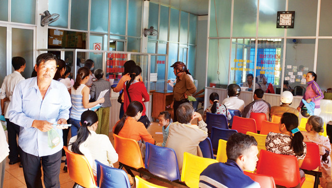 Bệnh nhân chờ khám chữa bệnh tại bệnh viện đa khoa Buôn Ma Thuột. Ảnh: H.T.N.