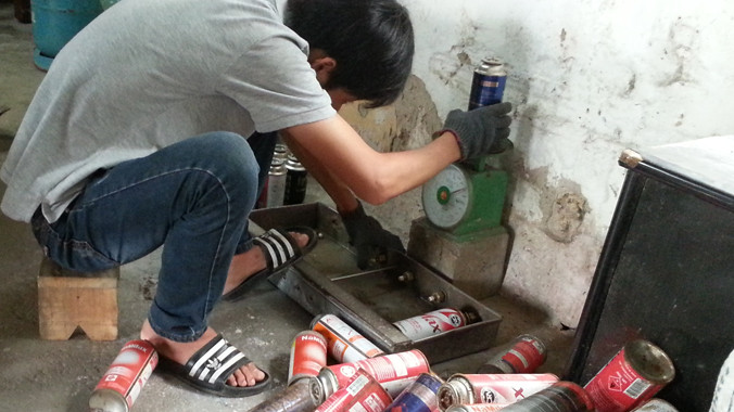 Quy trình sang chiết gas lậu. Ảnh: PV.
