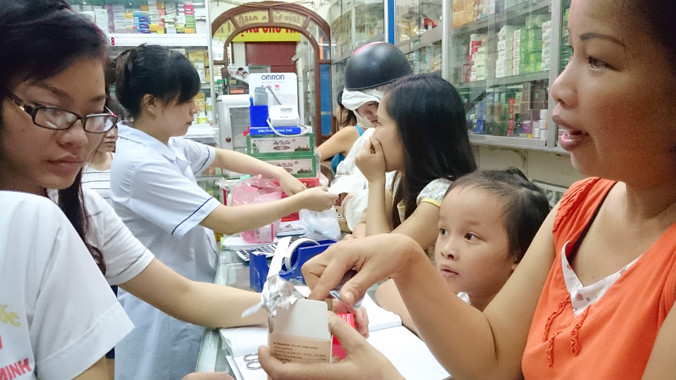 Người dân mua thuốc tây tại một hiệu thuốc trên đường Khương Trung - Hà Nội. Ảnh: Ngọc Châu.