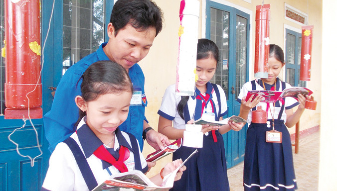 Những cuốn sách được “giấu” một cách bí ẩn trong ống nhựa. Ảnh: Nguyễn Trang.