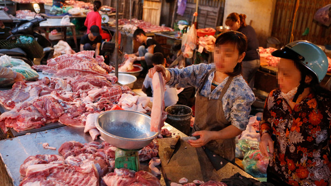 Để người tiêu dùng thoát khỏi nỗi ám ảnh mua phải thực phẩm độc hại, hành vi sử dụng chất cấm trong chăn nuôi cần được coi là một tội danh trong Bộ luật Hình sự (ảnh mang tính minh họa). Ảnh: Hồng Vĩnh.