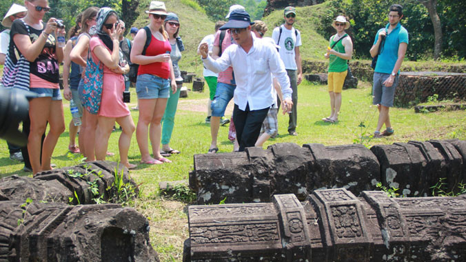 Nhiều người làm du lịch trong nước có nguy cơ mất việc trên sân nhà. 