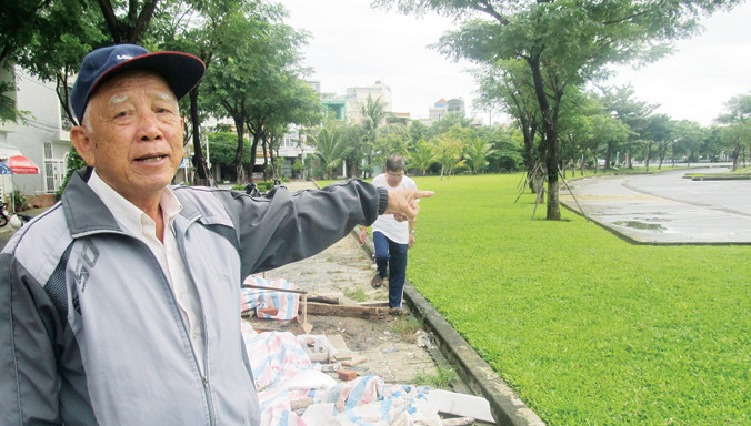Cụ Trương Ngọc Tiếu: “Công viên đẹp như thế này sao lại phá bỏ?”. Ảnh: Nam Cường.