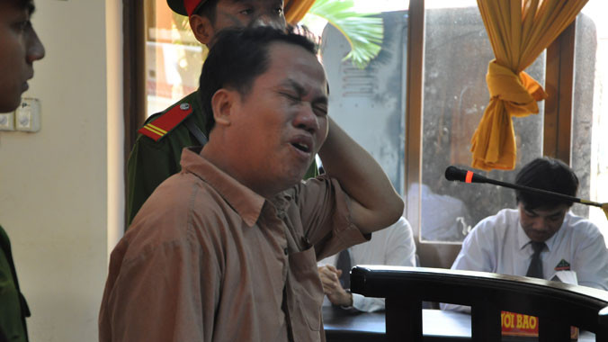 Bị cáo Tuyền khóc như mưa tại tòa khi tòa chưa tuyên án.