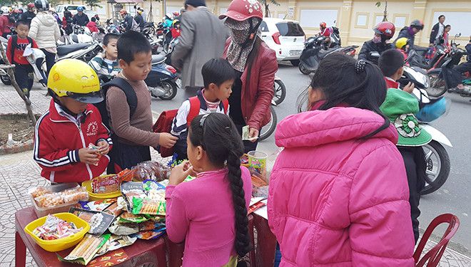 Hàng quán bủa vây trường học.