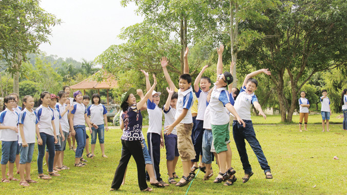 Cô Trần Thị Dần trong buổi dạy kỹ năng mềm cho học sinh.