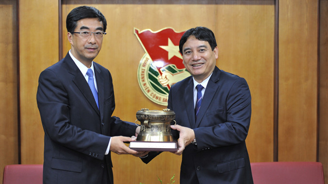 Bí thư thứ nhất T.Ư Đoàn Nguyễn Đắc Vinh (bìa phải) tặng bản trống đồng Đông Sơn cho Bí thư thứ nhất Đoàn Thanh niên Trung Quốc Tần Nghi Trí. Ảnh: Nguyễn Triều.