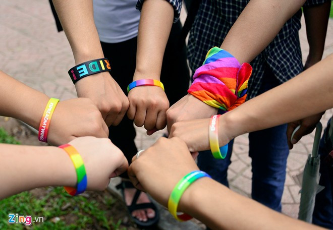 Cộng đồng LGBT (viết tắt của các từ tiếng Anh gồm Lesbian (đồng tính luyến ái nữ), Gay (đồng tính luyến ái nam), Bisexual (song tính luyến ái nam hoặc nữ), Transsexual/Transgender (hoán tính/người chuyển giới). Ảnh: Zing