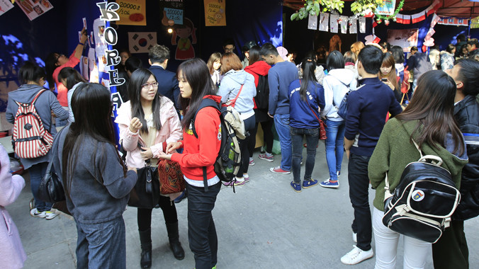 Sinh viên ĐH Bách khoa Hà Nội giao lưu với sinh viên nước ngoài trong khuôn viên trường. Ảnh: Ngọc Châu.