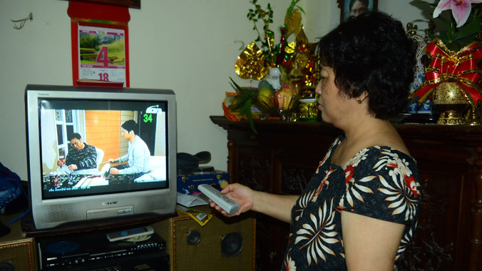 Từ 1/1/2016, người dân đang dùng truyền hình truyền thống tại bốn thành phố lớn và 19 địa phương khác sẽ phải sắm đầu thu nếu muốn xem truyền hình. Ảnh: Như Ý.