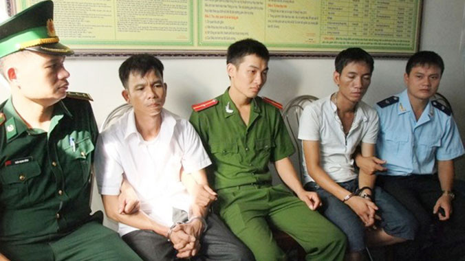 Hai đối tượng Cường và Dũng (bị còng tay) khi vừa bị bắt.