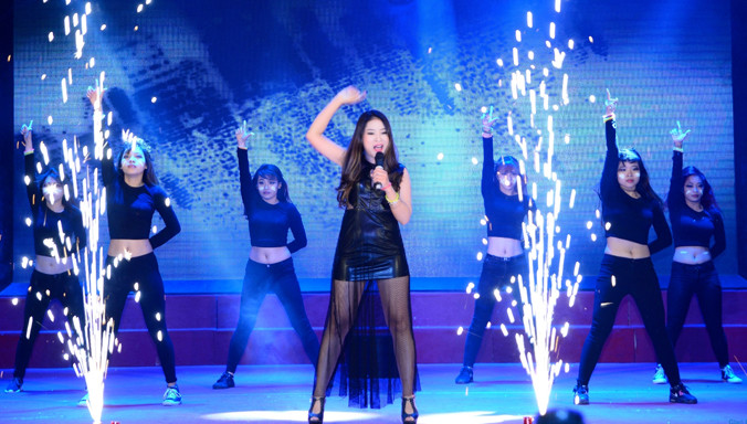 Huyền Lê (giữa) hát ca khúc “Euphoria” cùng nhóm nhảy LOL Crew trong đêm chung kết Sound AZ 2015.