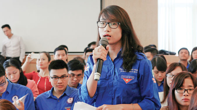 Các trí thức trẻ, giảng viên trẻ góp ý tại Hội nghị.