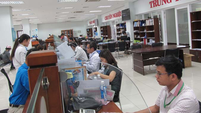 Đa phần học viên đề án 922 của Đà Nẵng sau khi được đào tạo đều trở về phục vụ thành phố, ngoại trừ một số ít học viên cố tình chây ỳ trách nhiệm đã ký kết. Trong ảnh: Công chức trẻ tại Trung tâm hành chính TP Đà Nẵng. Ảnh: Nam Cường.