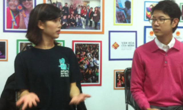 Lê Ánh Phong (trái) chia sẻ những điều khó nói nhất về chuyển giới. Bên cạnh là Lương Thế Huy, Giám đốc Chương trình Quyền LGBT, Viện Nghiên cứu Xã hội, Kinh tế và Môi trường (iSEE). Ảnh: D.T