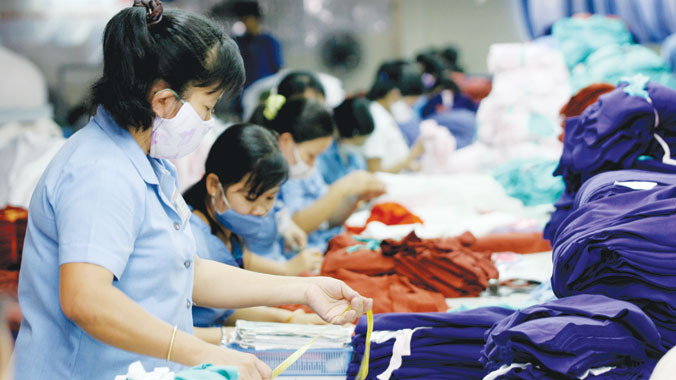 Đại diện nhiều doanh nghiệp may mặc cho rằng có cơ hội gia tăng xuất khẩu nhờ TPP nhưng các quy định chặt chẽ của Hiệp định cũng khiến các DN gặp khó khăn. Ảnh: Như Ý.