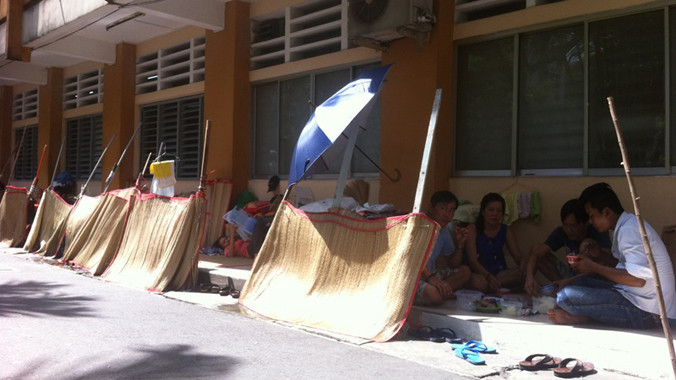 Hành lang Bệnh viện Ung bướu TPHCM sáng 27/11 giống hệt “trại tị nạn”. Ảnh: Quốc Ngọc.