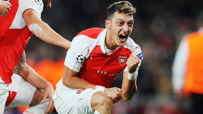Mesut Ozil ăn mừng bàn ấn định chiến thắng 2-0 cho Arsenal trước Bayern Munich. Ảnh: Dailymail.