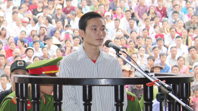 Khán đài cánh cung gần 4 nghìn chỗ không còn chỗ trống tại phiên xét xử Đặng Văn Hùng sáng qua. Ảnh: Tùng Duy.