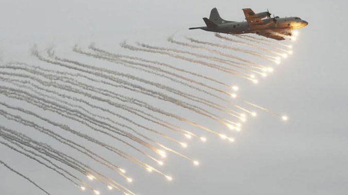 Máy bay tuần thám P-3C của Lực lượng Phòng vệ trên biển Nhật Bản thả pháo sáng chống tên lửa trong đợt diễn tập năm 2012. Ảnh: Japan Times.