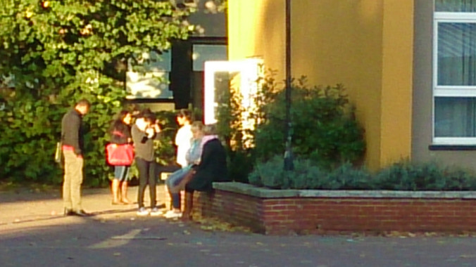 Người nhập cư chờ đến giờ vào học tiếng địa phương ở Bỉ. Ảnh: KBH.