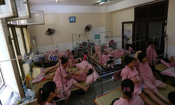 Hàng trăm sản phụ Bệnh viện Phụ sản Hà Nội lo lắng vì mất nước. Ảnh: Tri thức trẻ.