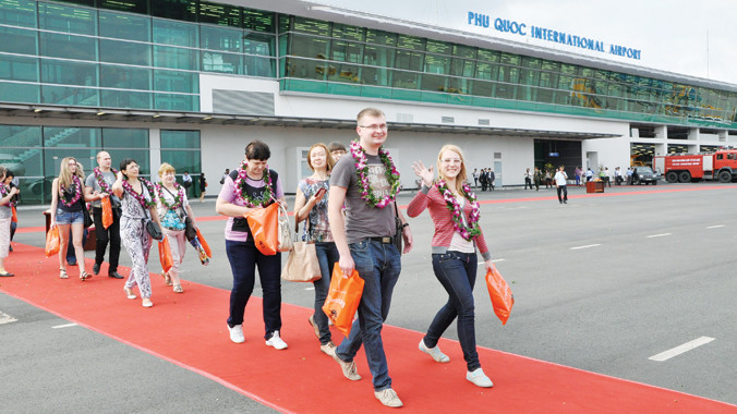 Du khách Nga đổ bộ Phú Quốc. Ảnh: Hồng Lĩnh.