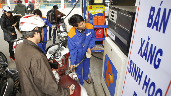 Đại diện nhiều DN xăng dầu đầu mối cho rằng, giá xăng sinh học cần rẻ hơn khoảng 1.500 đồng/lít so với xăng A92 truyền thống mới có thể thu hút người dùng. Ảnh: Như Ý.