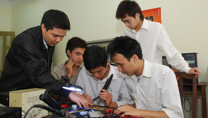 Với mô hình giáo dục hiện nay, việc học nghề luôn bị người trẻ xem nhẹ. Ảnh: Hồng Vĩnh.