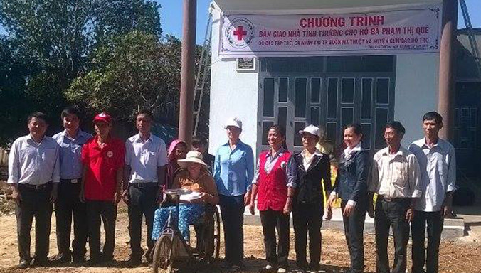 Bàn giao nhà tình thương tặng gia đình chị Phạm Thị Quê.