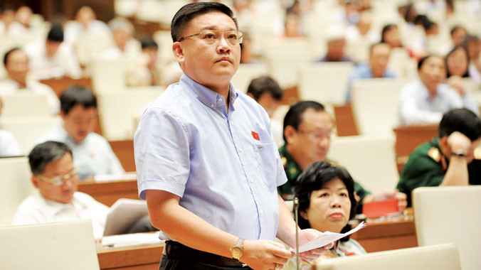 Ðại biểu Trần Khắc Tâm (Sóc Trăng), Tổng Giám đốc Công ty TNHH Trần Liên Hưng phản ánh nghịch cảnh chục kg hành tím không mua nổi bát phở Ảnh: Như Ý.