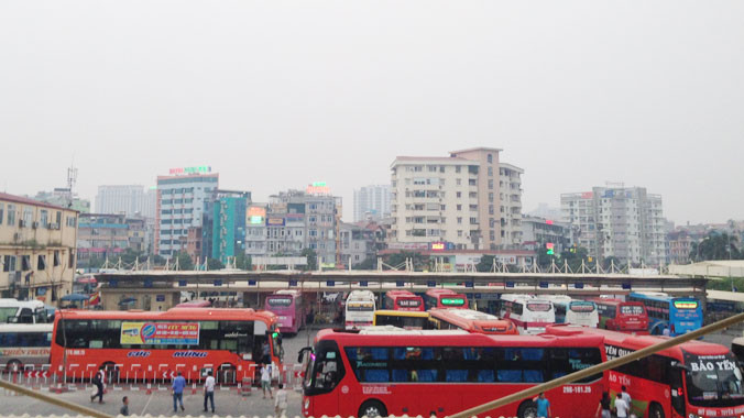 Việc đổi “lốt” xe cũng tiềm ẩn nguy cơ tiêu cực vì tiêu chí không rõ ràng (ảnh chụp tại Bến xe Mỹ Đình). Ảnh: Bảo An.