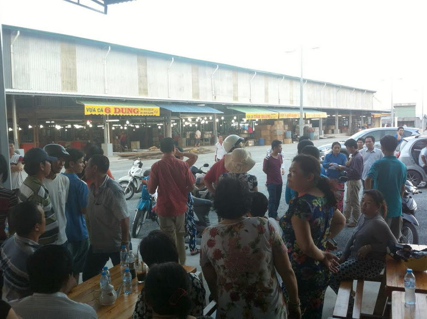 Nhiều tiểu thương bức xúc trước chợ Thiên Ngọc khi chợ này không được hoạt động.