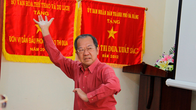 GS.TS Chua Soo Pong mô tả động tác dứt khoát trong nghệ tuồng của Việt Nam mà ông rất thích. Ảnh: Thanh Trần.