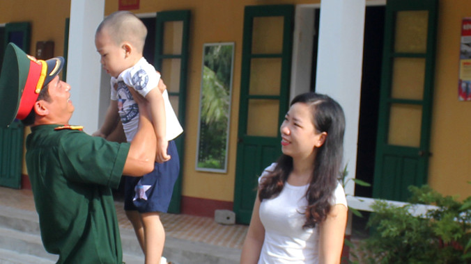 Khoảnh khắc hạnh phúc của thượng úy Nguyễn Công Vũ khi đón vợ con ra thăm tại đơn vị.