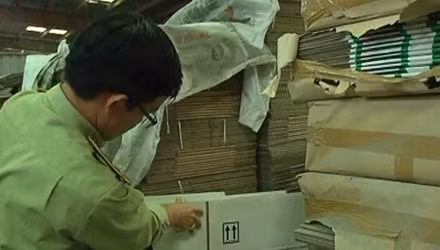 Đoàn kiểm tra Ban 389 QG kiểm tra tại kho của Cty Thuận Phong hồi tháng 4/2015. Ảnh: Ban 389 QG cung cấp