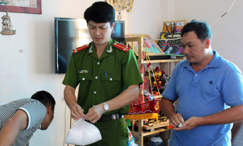 Lực lượng chức năng kiểm tra công ty của ông Bùi. Ảnh: Vnexpress