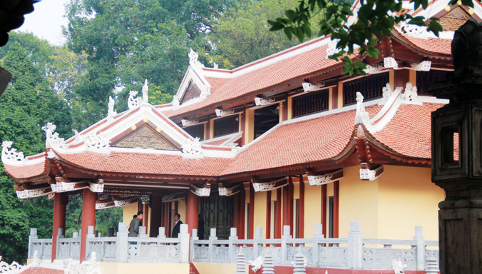 Đoàn thanh tra liên ngành khảo sát công trình không phép tại chùa Hương. Ảnh: Toan Toan.