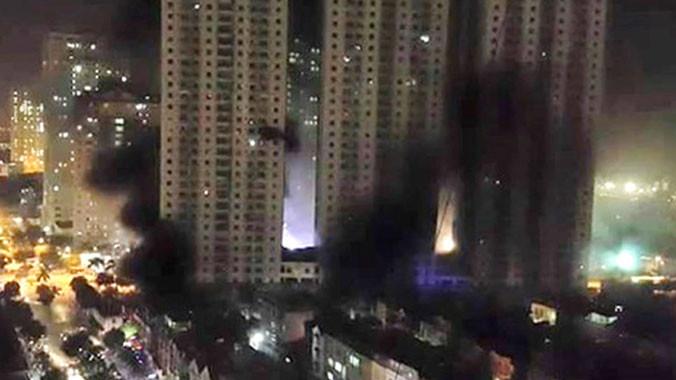 Cháy lớn tại tòa nhà CT4, khu đô thị Xa La - Hà Đông - Hà Nội tối 11/10. Ảnh: Thanh Hà.