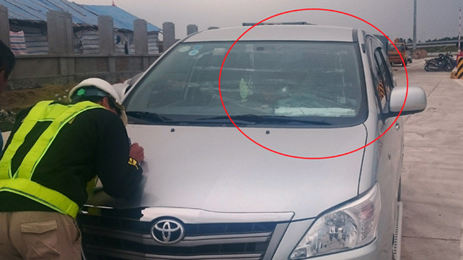 Xe bị ném nứt vỡ kính trên cao tốc Hà Nội - Hải Phòng. Ảnh: Bảo An.