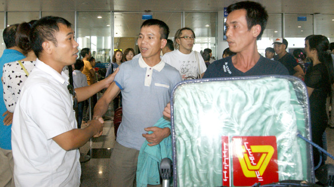 13 lao động đầu tiên bị chủ Trung Quốc đánh tại Algeria đã về nước an toàn. Ảnh: L.H.V.