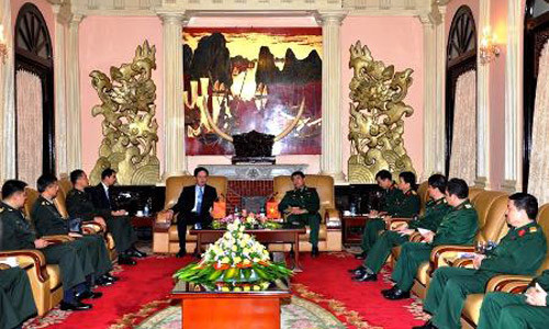 Trung tướng Võ Văn Tuấn, Phó Tổng tham mưu trưởng QĐND Việt Nam tiếp Đại sứ Trung Quốc tại Việt Nam Hồng Tiểu Dũng. Ảnh: Báo Quân đội Nhân dân.