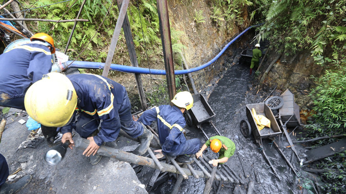 Lực lượng cứu hộ tích cực vận chuyển bùn đất, khơi thông hầm lò để tìm kiếm các nạn nhân.