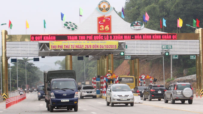 Người dân tại trạm thu phí QL6 cho rằng, chỉ đi có vài trăm mét nhưng phải trả mức phí cao nhất 180.000 đồng/lượt cho cả đường dự án là không công bằng.