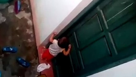 Cháu H. kêu khóc thảm thiết, đòi vào lớp học (hình ảnh cắt từ clip). Ảnh: Duy Chiến