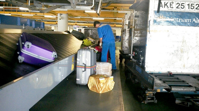 Cơ quan chức năng dự kiến sẽ gắn camera vào người khuân vác để giám sát. Ảnh: Lê Hữu Việt.