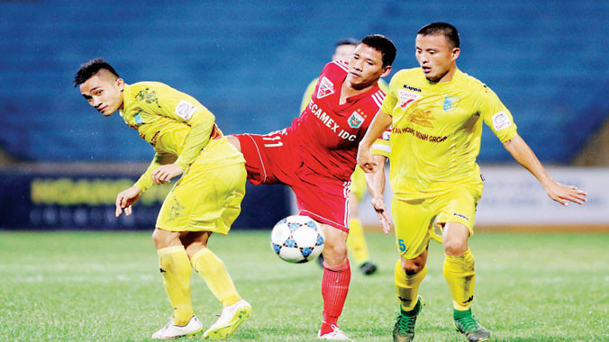 Không nhiều khán giả đến sân xem hai đội bóng hàng đầu V-League tranh tài. Ảnh: VSI.