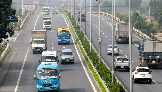 Giá xăng dầu giảm sâu nhưng giá cước vận tải vẫn giậm chân tại chỗ (Ảnh chụp trên đường cao tốc Pháp Vân - Cầu Giẽ chiều 23/12). Ảnh: Như Ý.